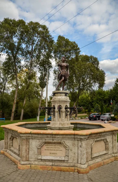 Eger Ungarn September 2013 Brunnen Mit Einer Statue Einer Jungen — Stockfoto