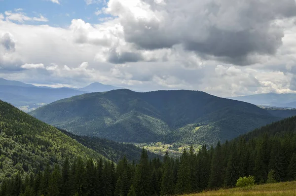 Landschaft Mit Wald Bergen Und Kleinem Karpatendorf Tal Unter Wolkenverhangenem — Stockfoto