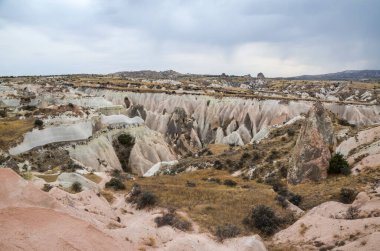 Volkanik tüf taşı ile doğal Vadisi Göreme Kapadokya, Türkiye'nin İç Anadolu bölgesi içinde kayalar. Trekking için popüler turizm Türkiye'de.