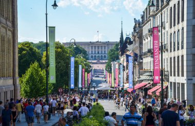 OSLO, NORway - 23 Temmuz 2014: Birçok insan güzel bir yaz günü Oslo 'nun merkezindeki Karl Johans ana caddesinde yürüyor..