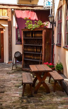 RIGA, LATVIA - 26 Haziran 2014: Raflarında ünlü Riga siyah balsam şişeleri olan klasik Kara Büyü barı tasarımı. Doğal malzemelerden yapılan geleneksel Letonya alkolü.