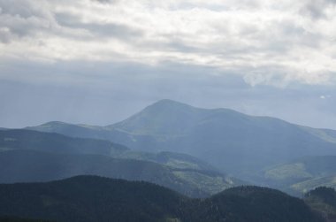 Karpat Dağları manzarası, Ukrayna 'nın en yüksek dağlarından Petros ile Chornohora sırtı manzarası.