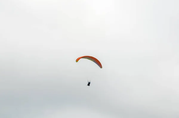 Silhouette Parapente Volant Dans Ciel Brumeux Des Carpates Activité Sportive — Photo