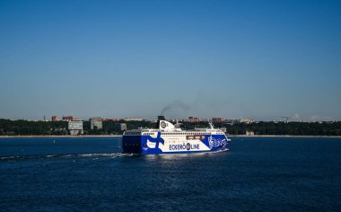 TALLINN, ESTONIA - 21 Temmuz 2014: Seyahat yolcu gemisi, güneşli bir günde Tallinn limanından ayrılıyor. Baltık Denizi 'nde seyahat.
