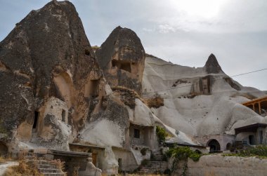 Türkiye 'nin Kapadokya merkezindeki ünlü Goreme kasabasındaki güzel binalar, mağara evleri ve manzaralı kaya oluşumları