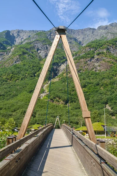 古德万根维京村桥 Bridge Viking Village Gudvangen 是一座受欢迎的旅游村 坐落在纳罗耶峡湾的一开始 旅游度假和旅行 山区景观和峡湾Sognefjord — 图库照片
