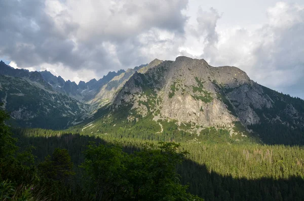 Malowniczy Widok Skaliste Góry Zachmurzonym Niebem Tatrach Wysokich Vysoke Tatry — Zdjęcie stockowe