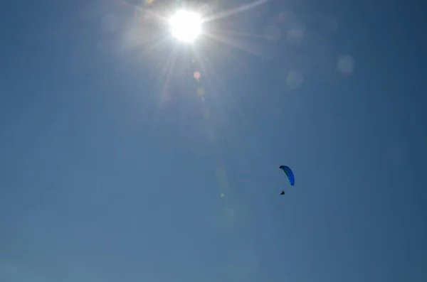 Paraglider Letí Přes Hory Proti Modré Obloze Jasného Počasí Extrémní — Stock fotografie