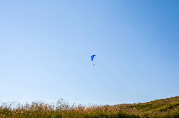 Paraglider Letí Přes Hory Proti Modré Obloze Jasného Počasí Extrémní — Stock fotografie