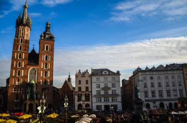 KRAKOW, POLAND - 13 ARALIK 2014: Polonya 'nın Krakow kentindeki eski kasabanın ana pazar meydanında geleneksel Noel panayırı