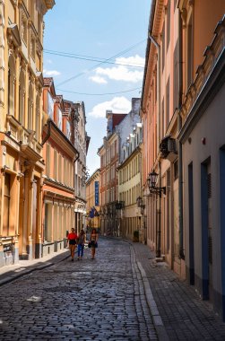 RIGA, LATVIA - 26 Temmuz 2014: Eski Riga, Letonya 'nın tarihi merkezinde sessiz bir ortaçağ caddesi. Yürümek için güzel bir yer.