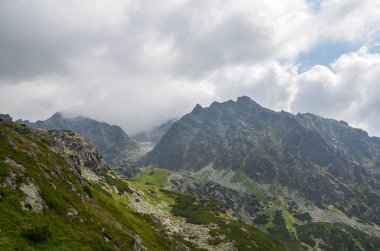 Yüksek Tatra dağlarının yüksek kayalık zirveleri dağ vadisi ve bulutlu gökyüzü. Slovakya  