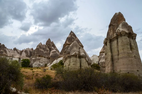 Türkiye Nin Ünlü Kapadokya Kentindeki Eşsiz Heybetli Jeolojik Kaya Oluşumları — Stok fotoğraf