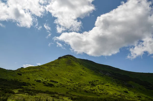 Verde Montañas Laderas Colinas Cubiertas Hierba Prados Cima Montaña Distancia —  Fotos de Stock