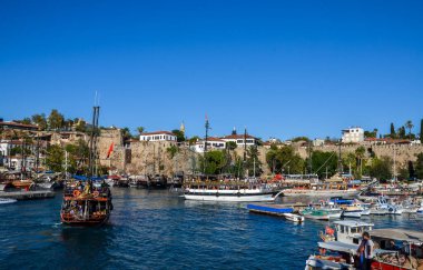 ANTALYA, TURKEY - 14 Ekim 2018: Akdeniz 'deki liman limanı Kaleici' ye demirlemiş tekne yatları ve turist kadırgalarının görüntüsü. Antalya, Türkiye 