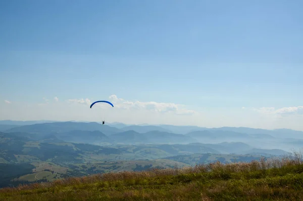 Paraglider Vliegen Karpaten Tegen Heldere Lucht Zomerdag — Stockfoto