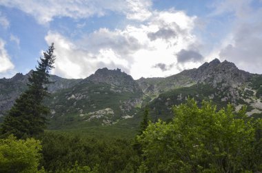High Tatras (Vysoke Tatry), Slovakya 'da bulutlu gökyüzüne karşı kayalık manzaralı dağlar