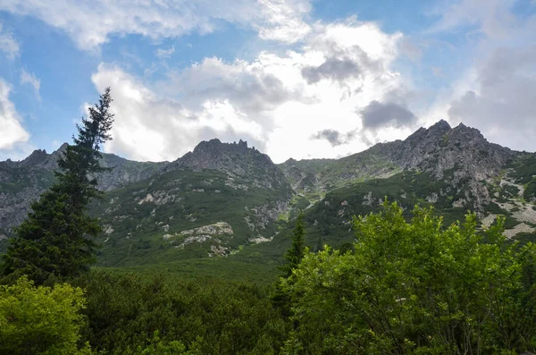 Γραφική Θέα Βραχώδη Βουνά Κατά Συννεφιασμένο Ουρανό Όρη Τάτρα Vysoke — Φωτογραφία Αρχείου