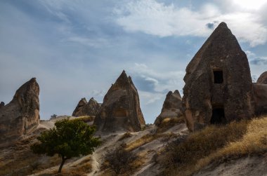 Goreme, Kapadokya, Türkiye 'deki' Peri Baca 'kaya oluşumlarının yer aldığı tuhaf bir vadideki volkanik manzaranın görüntüsü 