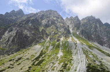 Slovakya 'daki High Tatras dağlarında kayalık dağ zirveleri olan güzel bir yaz manzarası. Yürüyüş macerası.