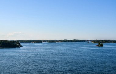 Stockholm takımadalarındaki küçük kayalık adalar, Baltık Denizi 'nde sabahın erken saatlerinde. İsveç manzarası