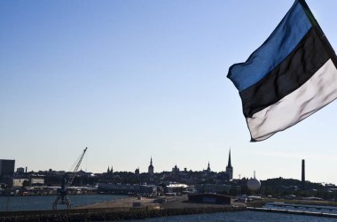 Estonya bayrağı ve Baltık Denizi 'nden Tallinn' in eski kasaba ve limanının güzel manzaralı şehir manzarası