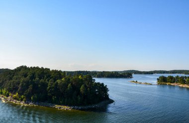 Stockholm takımadalarındaki küçük kayalık adalar, Baltık Denizi 'nde sabahın erken saatlerinde. İsveç manzarası