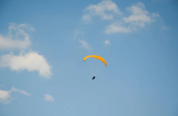 Parapente Vuela Cielo Sobre Las Montañas Día Soleado Brillante Parapente — Foto de Stock