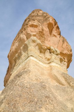 Goreme, Kapadokya, Türkiye 'deki' Peri Baca 'kaya oluşumlarının yer aldığı tuhaf bir vadideki volkanik manzaranın görüntüsü 
