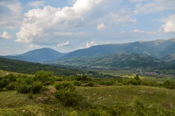 Vackert Landskap Med Skogsklädda Kullar Och Karpatisk Dalen Karpaterna Sommaren — Stockfoto