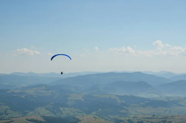 Paraglider Vliegt Lucht Bergen Een Zonnige Dag Paragliden Lucht Extreme — Stockfoto