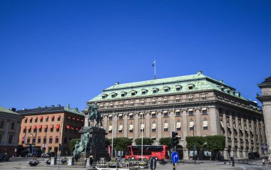 STOCKHOLM, İSVEÇ - 25 Temmuz 2014. Stockholm, İsveç 'teki opera binasının yanındaki Kral II. Gustav Adolf anıtı.