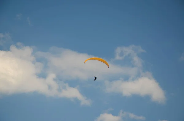 Paralotnia Lata Nad Górami Słoneczny Dzień Paralotniarstwo Niebie Sporty Ekstremalne — Zdjęcie stockowe