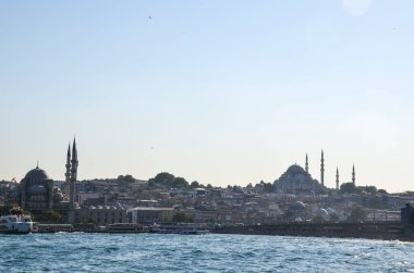 İSTANBUL, TURKEY - 14 AĞUSTOS 2015: Yeni Cami ve Yeni Cami (Yeni Cami) İstanbul Boğazı 'ndan görüş. Türkiye seyahat kavramı