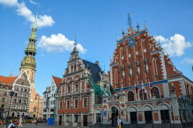 RIGA, LATVIA - 26 HAZİRAN 2014 Blackheads House at Town Hall Square, Old Riga 'nın merkezinde güzel bir yaz gününde. 
