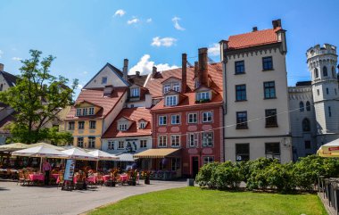 RIGA, LATVIA - 26 Temmuz 2014: Riga, Letonya 'da süslü çiçek sokak kafeleri bulunan rahat bir meydan. Riga 'nın mimarisi ve simgesi.