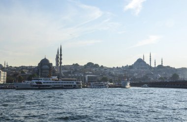 İSTANBUL, TURKEY - 14 AĞUSTOS 2015: Yeni Cami ve Yeni Cami (Yeni Cami) İstanbul Boğazı 'ndan görüş. Türkiye seyahat kavramı