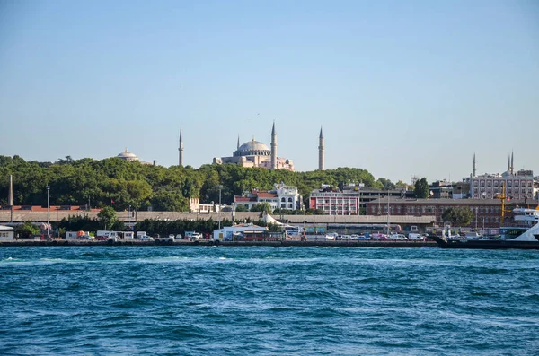 İSTANBUL, TÜRKEYE - 14 Ağustos 2015: Ayasofya ile İstanbul, Türkiye 'den İstanbul, Ayasofya' ya bakış. Turistik yerler ve Boğaz 'da yolculuk