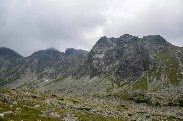 Niesamowity Krajobraz Zachmurzonym Niebem Nad Majestatycznymi Wysokimi Górami Skalnymi Tatrach — Zdjęcie stockowe