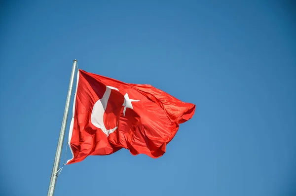 Національний Турецький Червоний Прапор Білим Півмісяцем Зіркою Розмахують Вітром Чистому — стокове фото