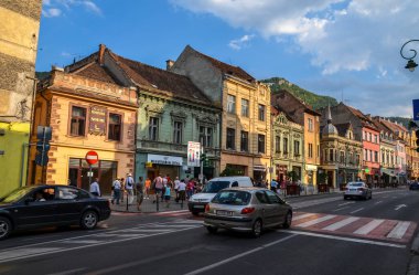 BRASOV, ROMANIA - 15 Ağustos 2015: Transilvanya 'nın eski Brasov kentinde sokaktaki insanlar. Ünlü turizm beldesi.