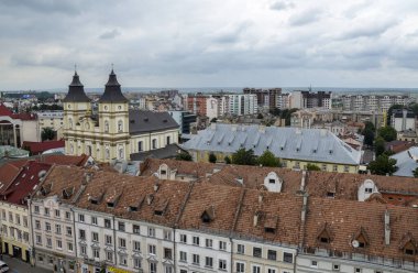 IVANO-FRANKIVSK, UKRAINE - 14 Temmuz 2019: Ukrayna 'nın İvano-Frankivsk kentindeki belediye binasının tarihi merkezi manzarası