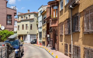 İSTANBUL, TÜRKEYE - 13 Ağustos 2015: İstanbul, Türkiye 'de tarihi evleri olan küçük dar bir cadde