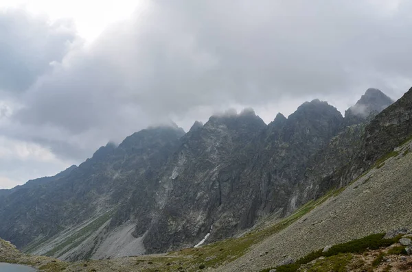 Verbazingwekkend Landschap Met Bewolkte Lucht Boven Majestueuze Hoge Rotsachtige Bergen — Stockfoto