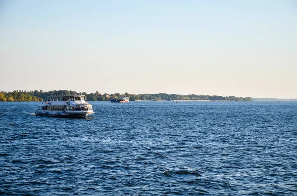 Toeristische Plezierboot Drijft Rivier Dnipro Stad Zaporizhya Bij Zonsondergang Weekendwandelingen — Stockfoto