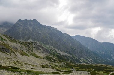 Slovakya, High Tatras 'ta bulutlu gökyüzünün altında dağların güzel, keskin tepeleri.
