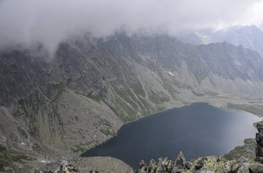 Dağ Gölü Velke Hincovo pleso Mengusovsky 'nin zirvesi altında Mengusovska Vadisi' nde yüksek Tatras Ulusal Parkı - Slovakya