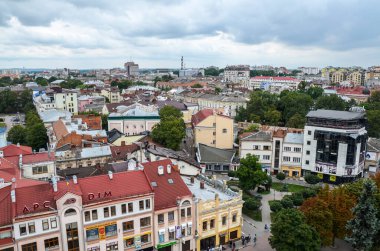 IVANO-FRANKIVSK, UKRAINE - 14 Temmuz 2019: Ukrayna 'nın İvano-Frankivsk kentindeki belediye binasının tarihi merkezi manzarası
