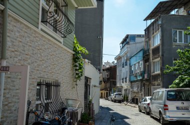 İSTANBUL, TÜRKEYE - 13 Ağustos 2015: İstanbul, Türkiye 'de tarihi evleri olan küçük dar bir cadde