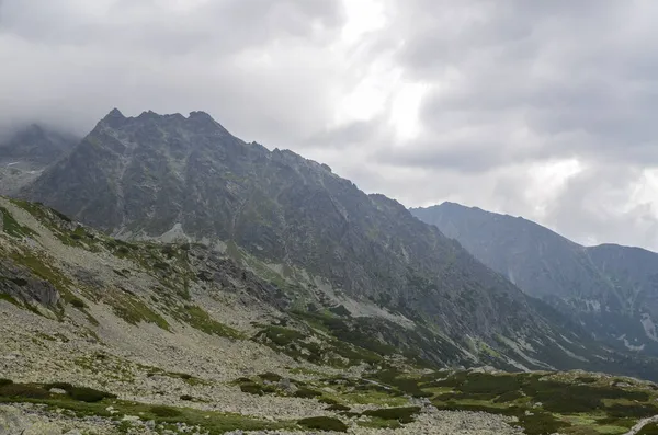 Vackra Skarpa Steniga Toppar Bergskedjor Molnig Himmel Tatrabergen Slovakien — Stockfoto